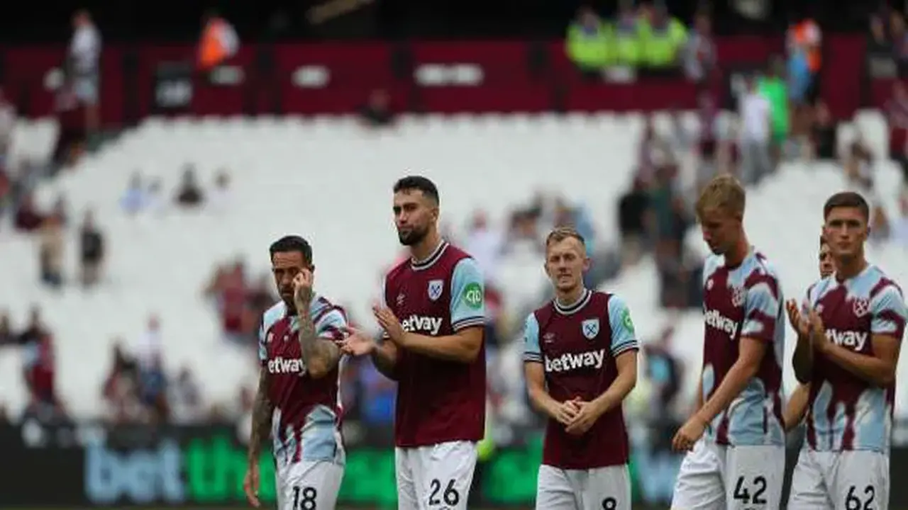 قرار إدارة وست هام بالتعامل مع حالة وفاة مؤثرة قبل مواجهة ليفربول يؤثر على استعدادات الفريق